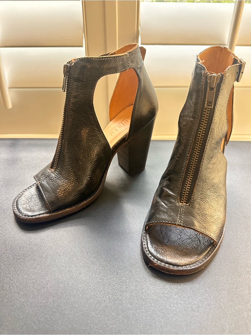 Bed Stu Black Leather Open-Toe Front-Zip Block Heel Sandals